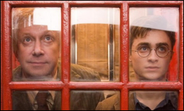 ארתור והארי בכניסת האורחים של משרד הקסמים